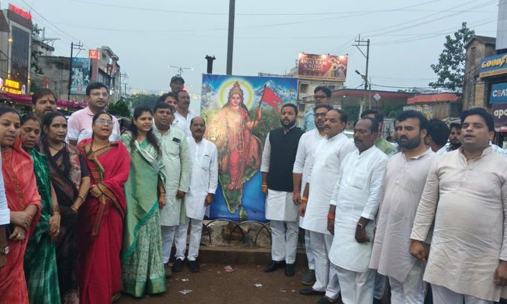 शिवपुरी में भाजपा का कैंडल मार्च, कांग्रेस मुख्यालय में वंदे मातरम् गायन विवाद पर सार्वजनिक माफी की मांग