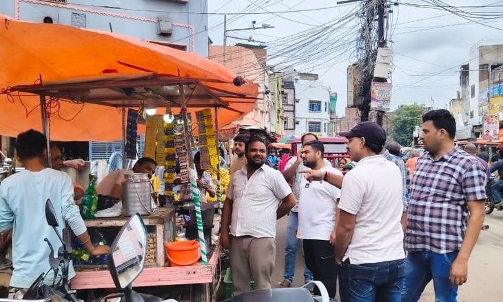 अंबाह में ट्रैफिक जाम से राहत के लिए प्रशासन का एक्शन, बाजार से पचास हाथ ठेले शिफ्ट किए
