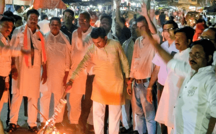 राहुल गांधी पर मुकदमे के विरोध में उतरा दतिया का संगठन, किला चौक पर फूंका गया धामी का पुतला
