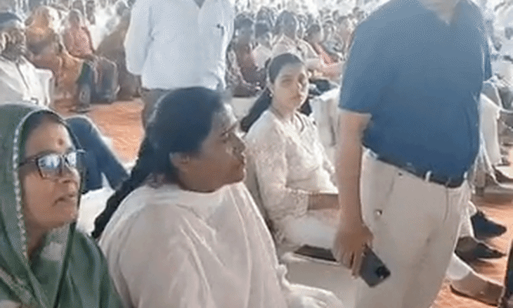 शिवपुरी में मंच पर पीछे बैठाए जाने पर भड़कीं महिला जनप्रतिनिधि, विधायक की मान-मनौव्वल के बाद लौटीं