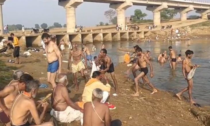 क्वारी नदी के तुतवास घाट पर हुआ पितृ विसर्जन, सर्वपितृ अमावस्या पर उमड़े श्रद्धालु