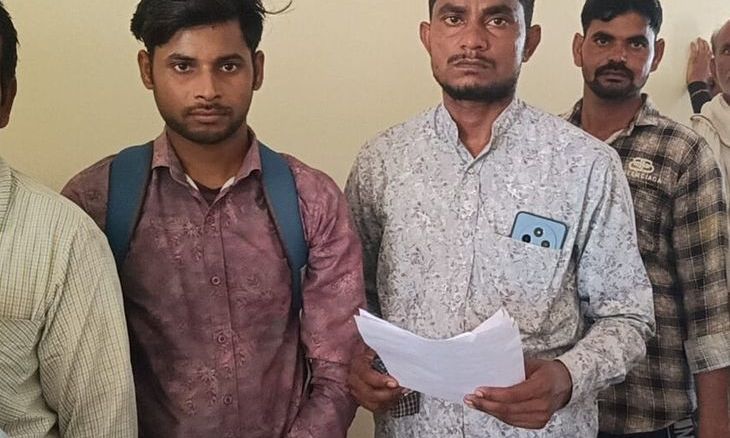 अंबाह के बिजली पुरा गांव में कीचड़ और दलदल बनी सड़क, परेशान ग्रामीणों ने एसडीएम से लगाई गुहार