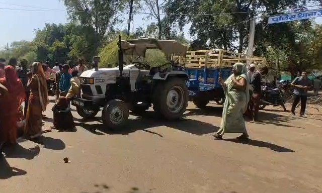 गुना में कुएं से मिला लापता युवक का शव, हत्या का आरोप लगाकर परिजनों ने थाने के बाहर किया चक्काजाम