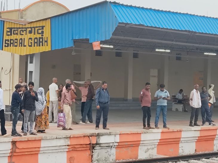 ग्वालियर-सबलगढ़ मेमू ट्रेन: दूसरे दिन सबलगढ़ से बिके 226 टिकट, सुबह के समय ट्रेन चलाने की उठी मांग