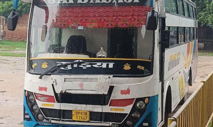 अंबाह में पकड़ी गई फर्जी नंबर प्लेट वाली बस, धार में जली गाड़ी से जुड़ा है कनेक्शन