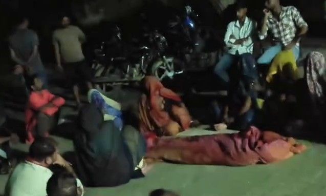 शिवपुरी में प्रसव के बाद प्रसूता की मौत पर बवाल, थाने के बाहर रखा शव