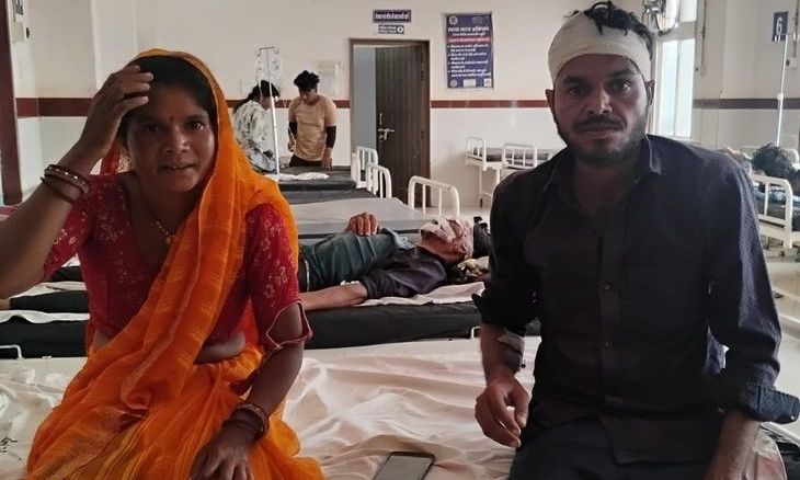 प्रधानमंत्री आवास की छत से सरिया तोड़ने का विरोध करने पर दंपति पर हमला