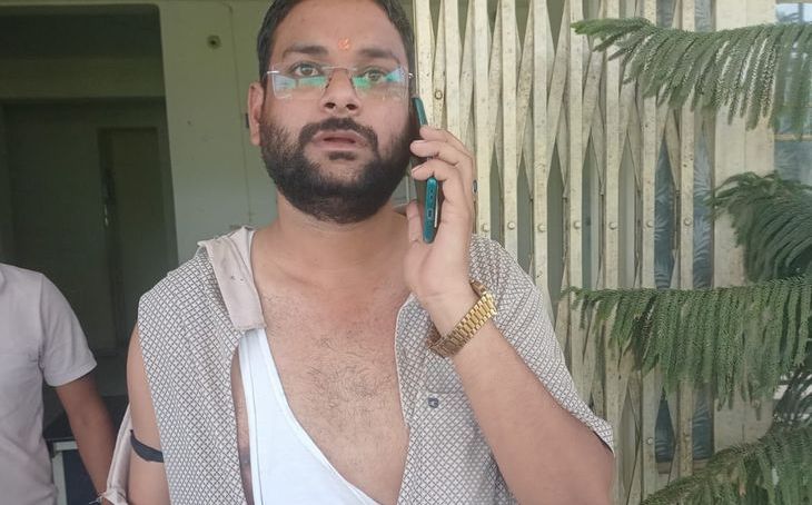 खनियाधाना बस स्टैंड पर खूनी संघर्ष: फायरिंग में एक घायल, नप अध्यक्ष पति और रेप पीड़िता के पिता आमने-सामने