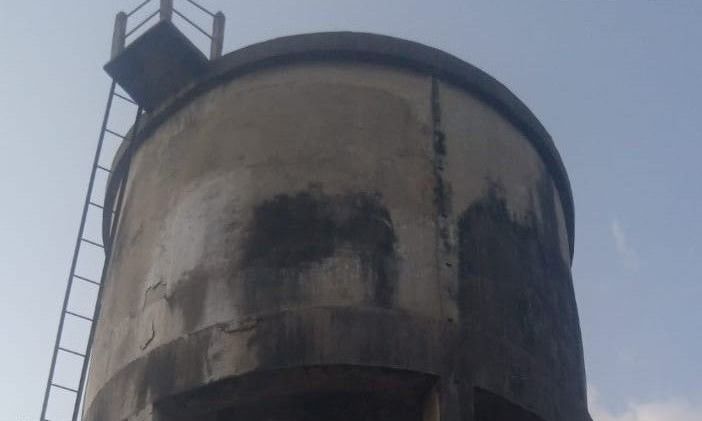 कोलारस में मंडराया सदी पुरानी जर्जर पानी की टंकी का खतरा, स्थानीय लोगों ने की हटाने की मांग