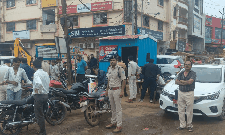 अशोकनगर में मोबाइल कोर्ट का अभियान: यातायात नियम तोड़ने पर 23 वाहनों के चालान, वसूला गया जुर्माना