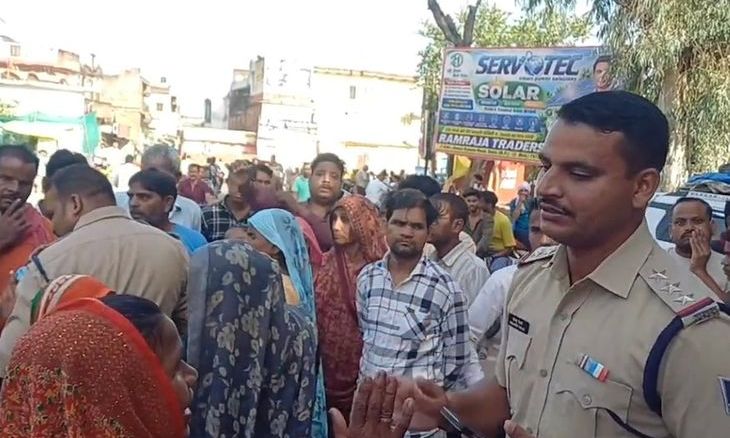 दतिया में सब्जी विक्रेताओं ने फिर किया सड़क का रुख, ट्रैफिक पुलिस ने समझा-बुझाकर पार्क परिसर में लौटाया