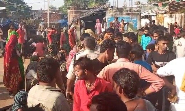शिवपुरी में अवैध शराब के खिलाफ उतरीं महिलाएं, पांच घंटे तक ठप रहा यातायात