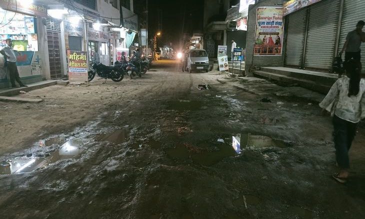डबरा में सड़कों की खस्ताहाल से बढ़ीं मुसीबतें, गड्ढों में गिरकर चोटिल हो रहे लोग