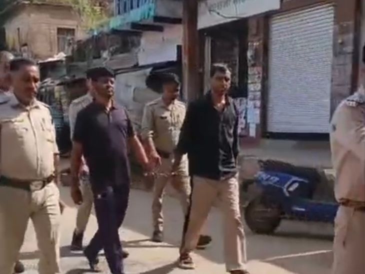 दतिया में पुलिस की सख्त कार्रवाई: दो आरोपियों को बाजार में घुमाया, अवैध हथियार और रंगदारी का मामला