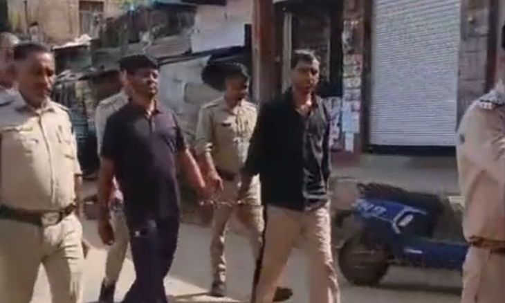 दतिया में पुलिस की सख्त कार्रवाई: दो आरोपियों को बाजार में घुमाया, अवैध हथियार और रंगदारी का मामला