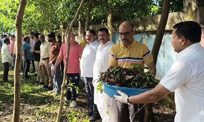 अशोकनगर: कलेक्टर मालवीय ने अधिकारियों संग कलेक्ट्रेट वाटिका में किया श्रमदान, गांधी जयंती पर स्वच्छता का संदेश