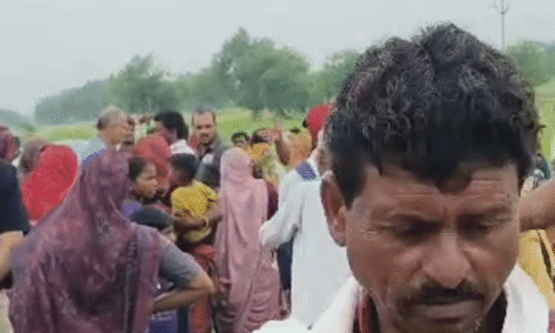 अशोकनगर के नयाखेड़ा में अवैध शराब के खिलाफ महिलाओं का फूटा गुस्सा, सड़क पर बैठकर किया प्रदर्शन
