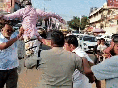 शिवपुरी में मुख्य निर्वाचन आयुक्त के पुतला दहन को लेकर हंगामा, पुलिस और कांग्रेस कार्यकर्ताओं में हुई झड़प