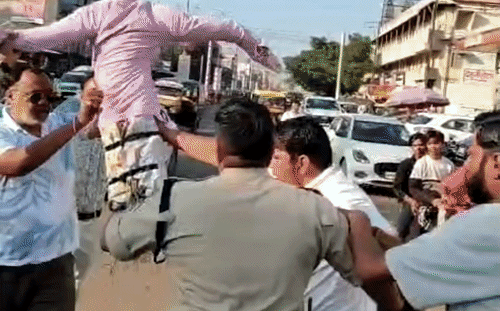 शिवपुरी में मुख्य निर्वाचन आयुक्त के पुतला दहन को लेकर हंगामा, पुलिस और कांग्रेस कार्यकर्ताओं में हुई झड़प