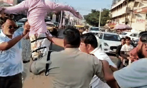 शिवपुरी में मुख्य निर्वाचन आयुक्त के पुतला दहन को लेकर हंगामा, पुलिस और कांग्रेस कार्यकर्ताओं में हुई झड़प