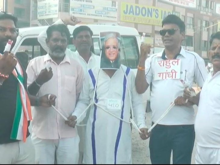 ग्वालियर में INDIA गठबंधन का प्रदर्शन: अचलेश्वर से फूलबाग तक निकला मार्च, प्रधानमंत्री के पुतले का दहन