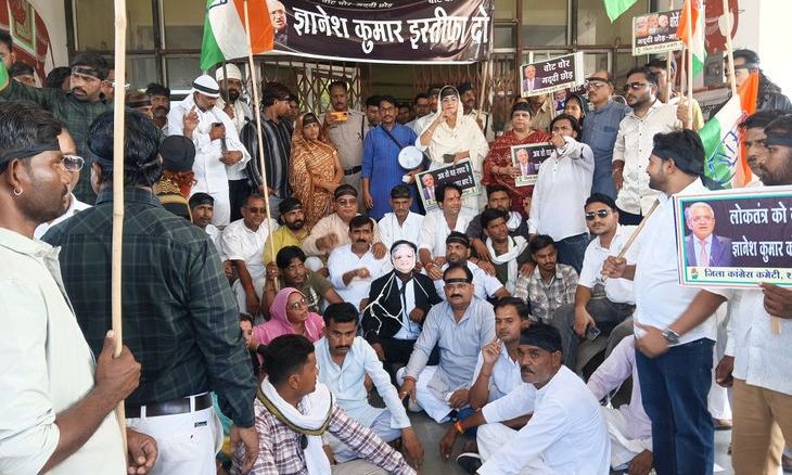 श्योपुर में कांग्रेस का मुख्य चुनाव आयुक्त के खिलाफ प्रदर्शन, कलेक्ट्रेट मार्च के दौरान पुलिस से हुई झड़प
