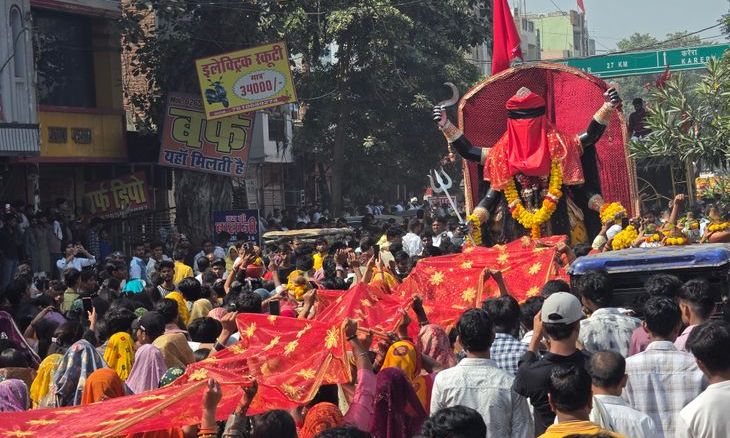 डबरा में मां महाकाली के आगमन पर उमड़ी भीड़, गूंजे जयकारे
