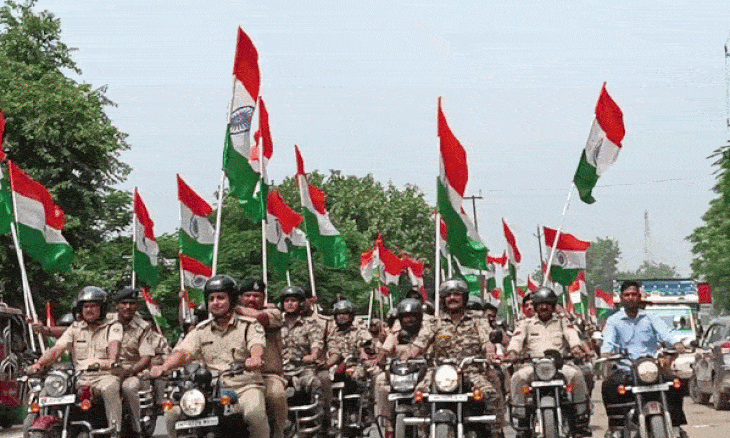 भिंड में पुलिस और निजी स्कूलों की तिरंगा रैलियों से गूंजा शहर, एसपी ने खुद चलाई बुलेट