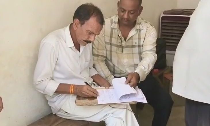 भितरवार में डेयरी पर खाद्य विभाग का छापा, सीएम हेल्पलाइन की शिकायत के बाद लिए गए सैंपल