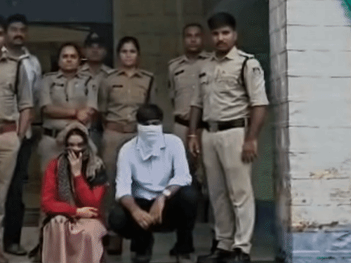 चंदेरी में फर्जी आईएएस अधिकारी बनकर ठगी करने वाले भाई-बहन गिरफ्तार, लाखों रुपए ऐंठे