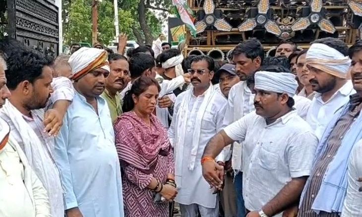 इंदरगढ़ में बदइंतजामी के खिलाफ कांग्रेस का प्रदर्शन, सीएमओ को सौंपा ज्ञापन