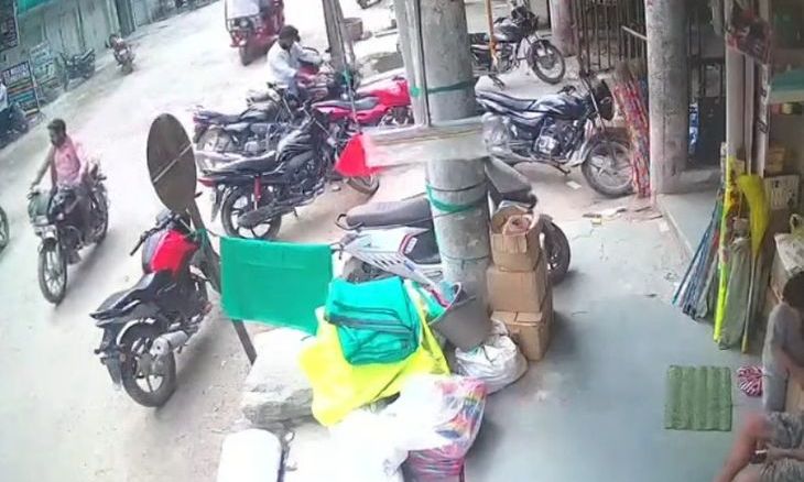 डबरा में बालाजी कॉम्प्लेक्स के बाहर से उचक्का स्प्लेंडर बाइक ले उड़ा, सीसीटीवी फुटेज से तलाश में जुटी पुलिस