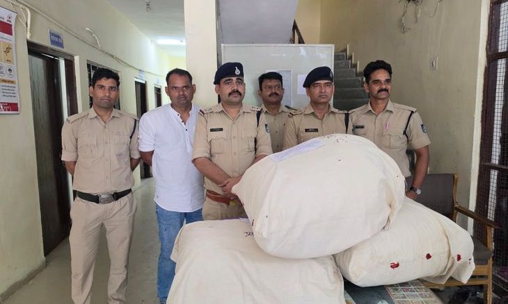 डबरा में पुलिस की बड़ी कार्रवाई: अल्टो कार से 37 किलो गांजा पकड़ाया, दो तस्कर गिरफ्तार