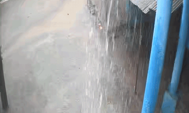 मूसलाधार बारिश का कहर: थरा गांव में गिरा मकान का हिस्सा, अमिल्हेड़ा में श्मशान घाट पर पानी भरने से अंतिम संस्कार में आई कठिनाई