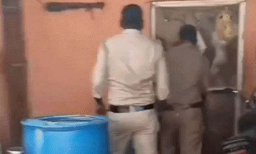 दतिया में पारिवारिक कलह के बाद युवती ने दी जान देने की कोशिश, पुलिस ने लात मारकर दरवाजा तोड़ा और बचाई जान