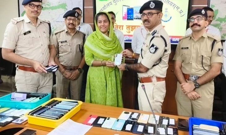 ग्वालियर: रक्षाबंधन से पहले पुलिस ने लौटाए 1.03 करोड़ के गुम मोबाइल, चेहरों पर लौटी मुस्कान