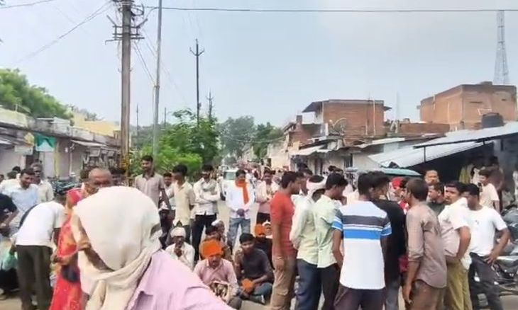 लहार में खाद संकट: परेशान किसानों ने सड़क पर किया चक्काजाम, पुलिस की समझाइश के बाद यातायात हुआ बहाल