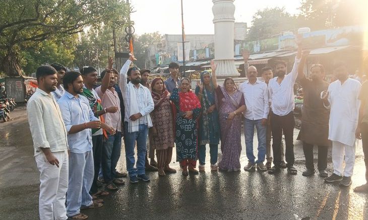 श्योपुर में युवा कांग्रेस का प्रदर्शन, मुख्य चुनाव आयुक्त के इस्तीफे की मांग को लेकर फूंका पुतला