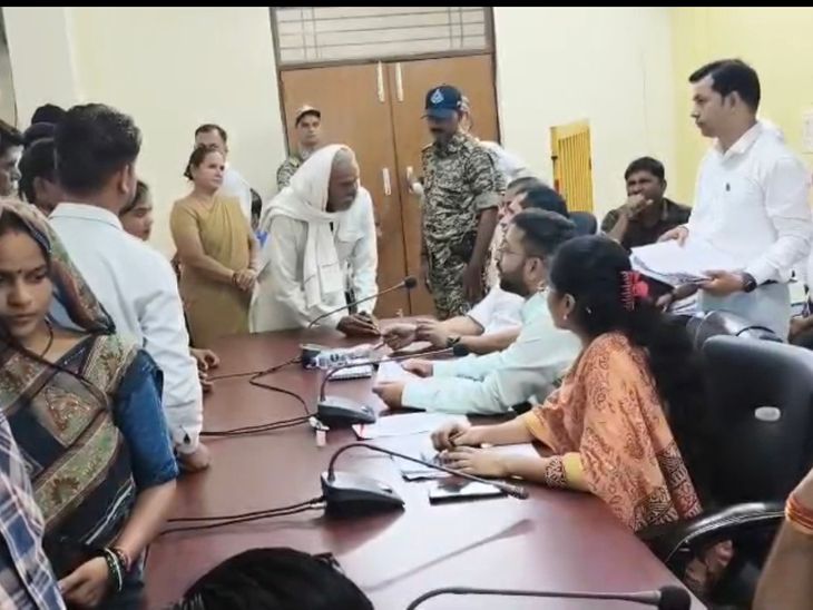 दतिया जनसुनवाई: मंदिर भूमि पर अवैध कब्जे और सवा लाख की ऑनलाइन ठगी के पहुंचे मामले
