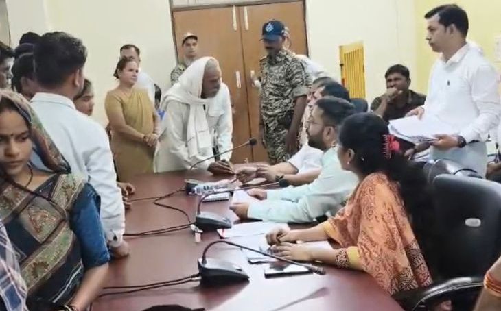 दतिया जनसुनवाई: मंदिर भूमि पर अवैध कब्जे और सवा लाख की ऑनलाइन ठगी के पहुंचे मामले