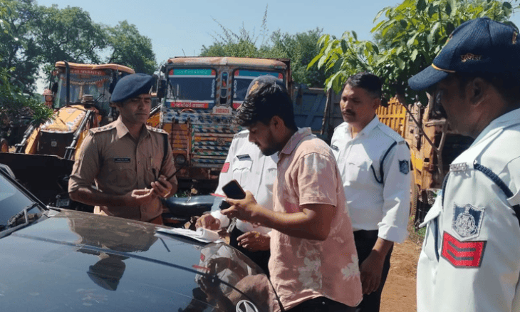 शिवपुरी में गरबा प्रचार के दौरान कारों की छत पर बैठीं युवतियां, पुलिस ने 6 वाहनों पर ठोका 30 हजार का जुर्माना