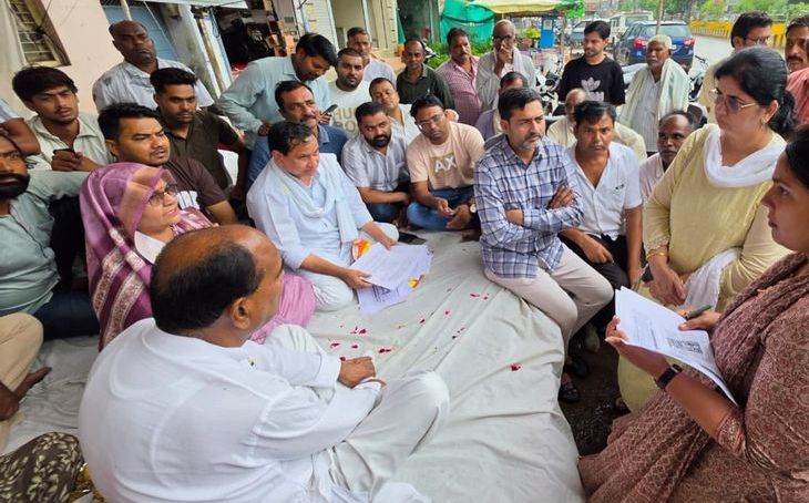 डबरा नपा में पार्षदों का अनशन खत्म: विकास फाइलों पर हुए दस्तखत, दो हफ्ते में धरातल पर काम दिखने का दावा