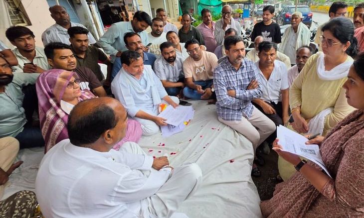 डबरा नपा में पार्षदों का अनशन खत्म: विकास फाइलों पर हुए दस्तखत, दो हफ्ते में धरातल पर काम दिखने का दावा