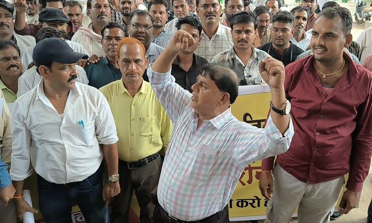 गुना में सरकारी राशन दुकान संचालकों का प्रदर्शन, कमीशन बढ़ाने की उठी मांग