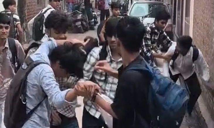 डबरा में कोचिंग के बाहर छात्रों के दो गुट भिड़े, जमकर चले लात-घूंसे