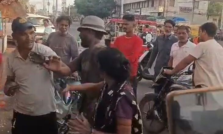 शिवपुरी के माधव चौक पर महिला का हाईवोल्टेज ड्रामा, ठेकेदार और एसआई पर तानी चप्पल
