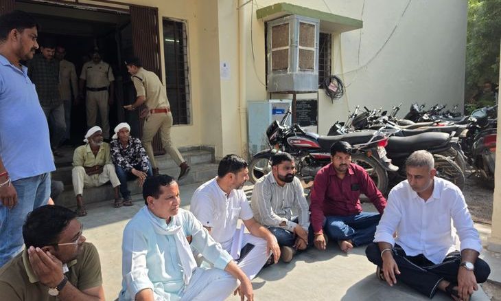 डबरा में हेडपंप स्थापना को लेकर तनातनी, मारपीट के विरोध में थाने के बाहर धरने पर बैठे पार्षद