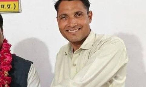 गुना में युवक ने पेड़ से लटककर दी जान, सुसाइड नोट में कर्जदारों पर लगाए गंभीर आरोप
