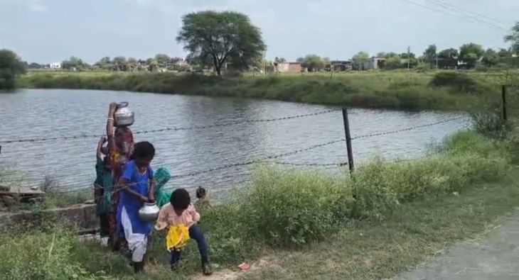 श्योपुर की तकियापीर बस्ती में अंधेरा और गहराया पेयजल संकट, तालाब का गंदा पानी पीने को मजबूर ग्रामीण