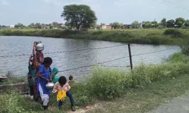श्योपुर की तकियापीर बस्ती में अंधेरा और गहराया पेयजल संकट, तालाब का गंदा पानी पीने को मजबूर ग्रामीण